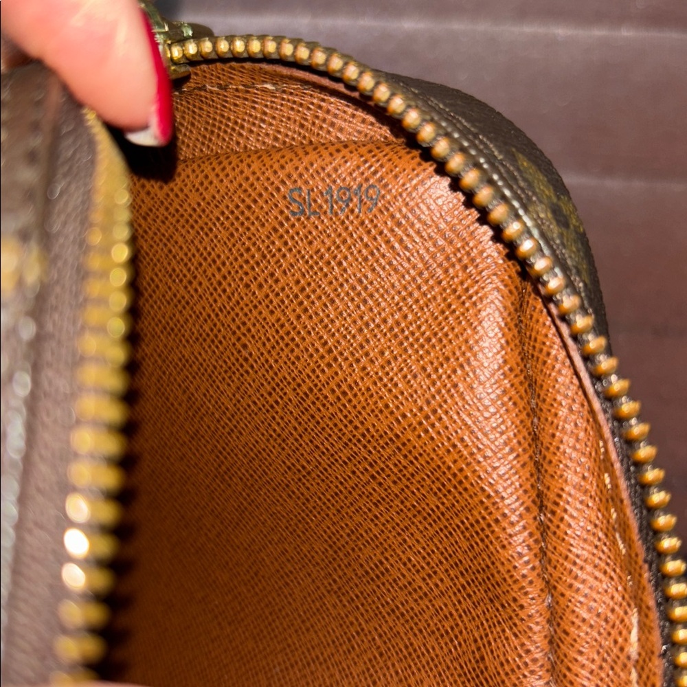 Louis Vuitton Danube Crossbody Bag - Picture 10 of 10